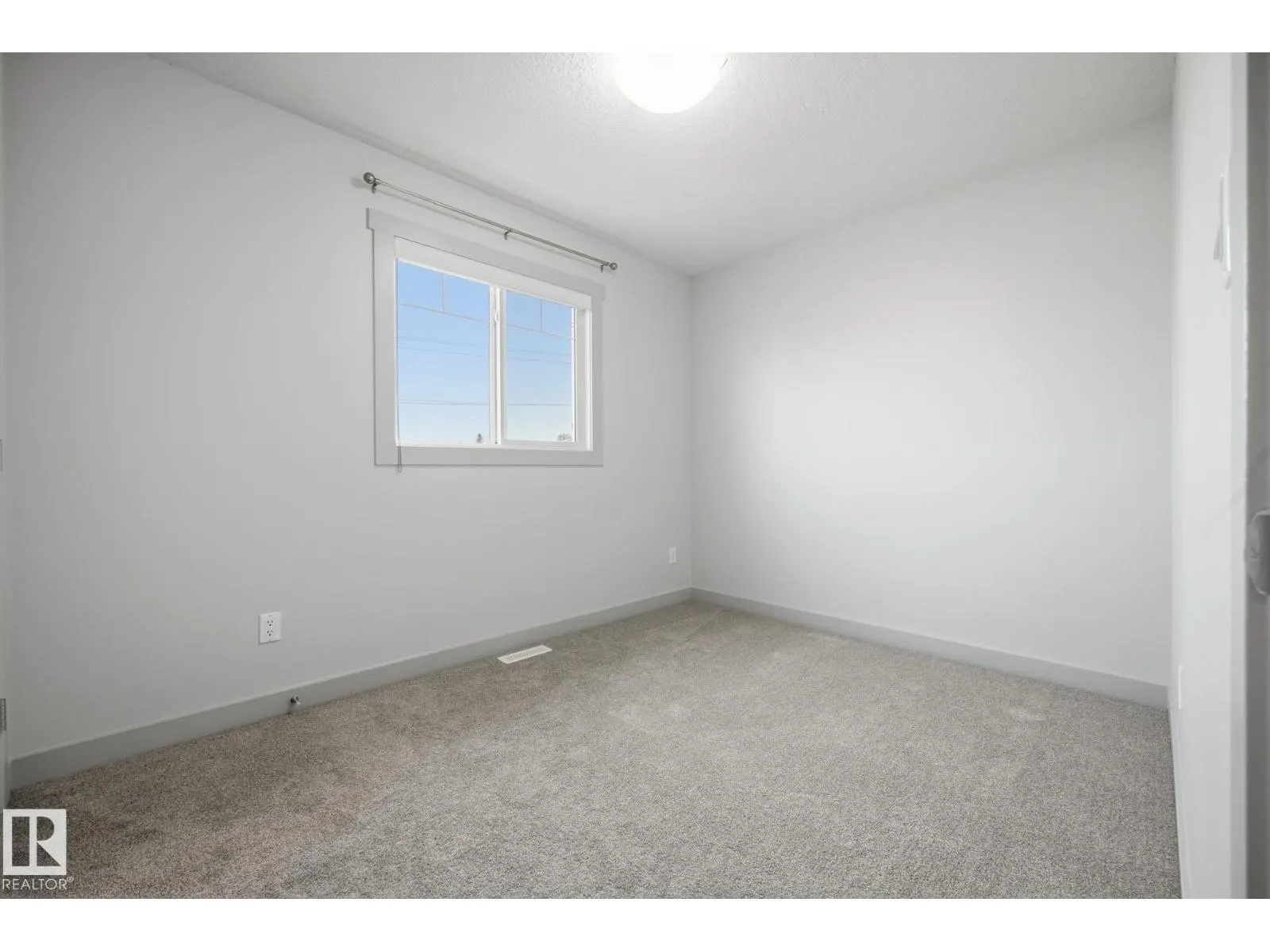 8952 81 AV NW