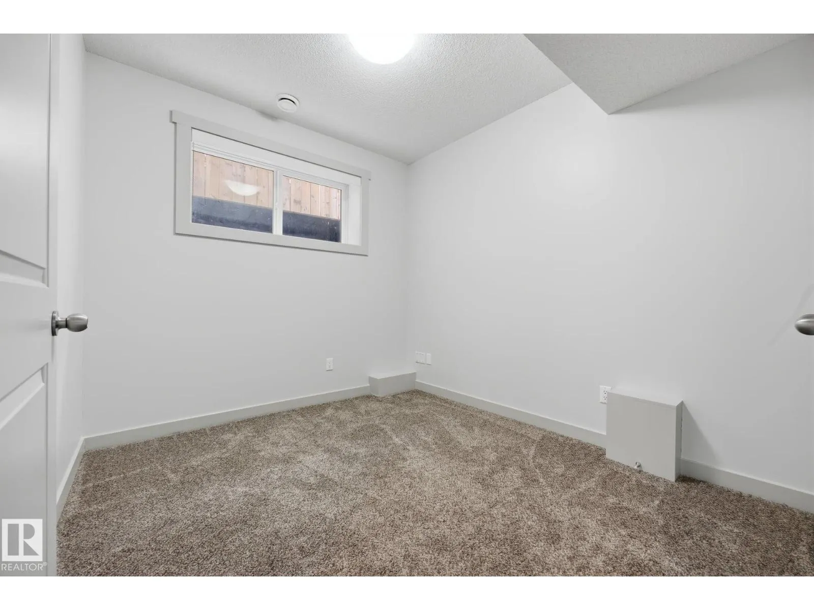 8952 81 AV NW