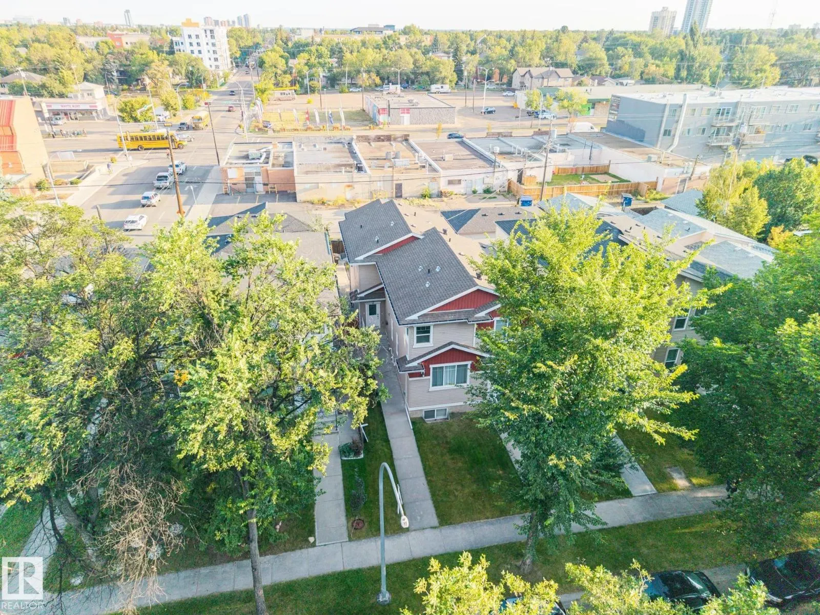 8952 81 AV NW