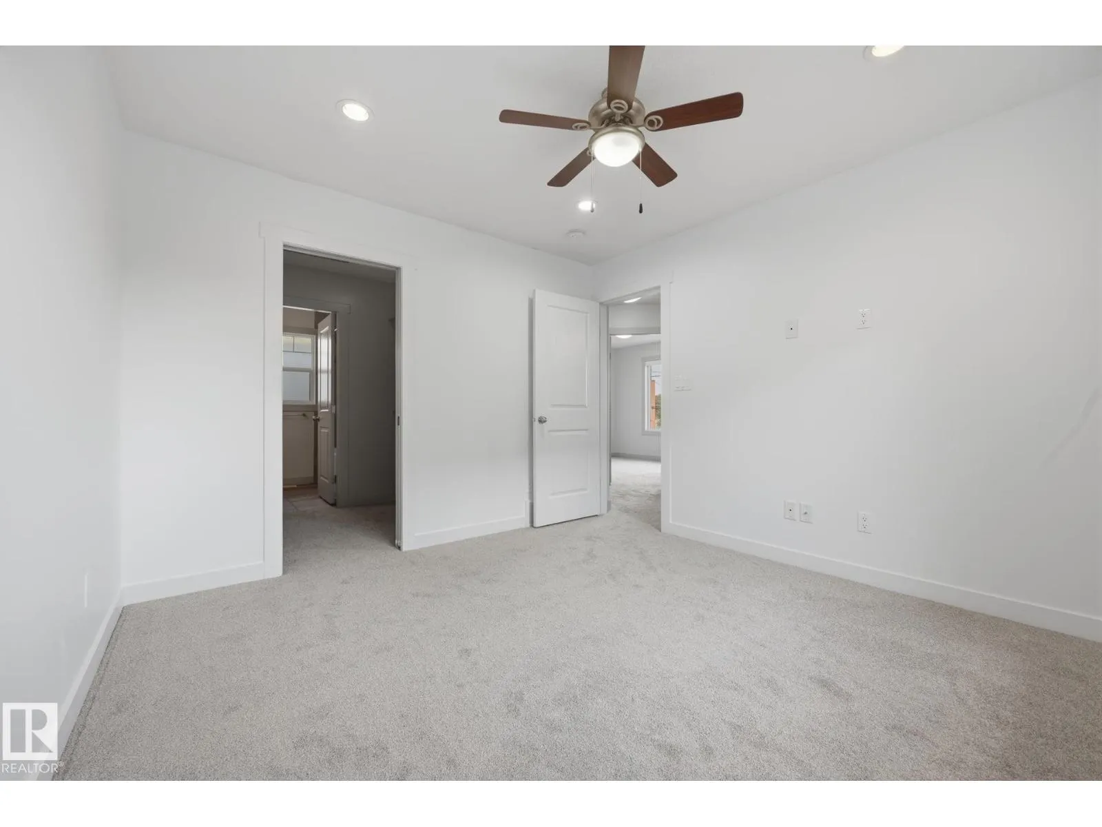 8952 81 AV NW