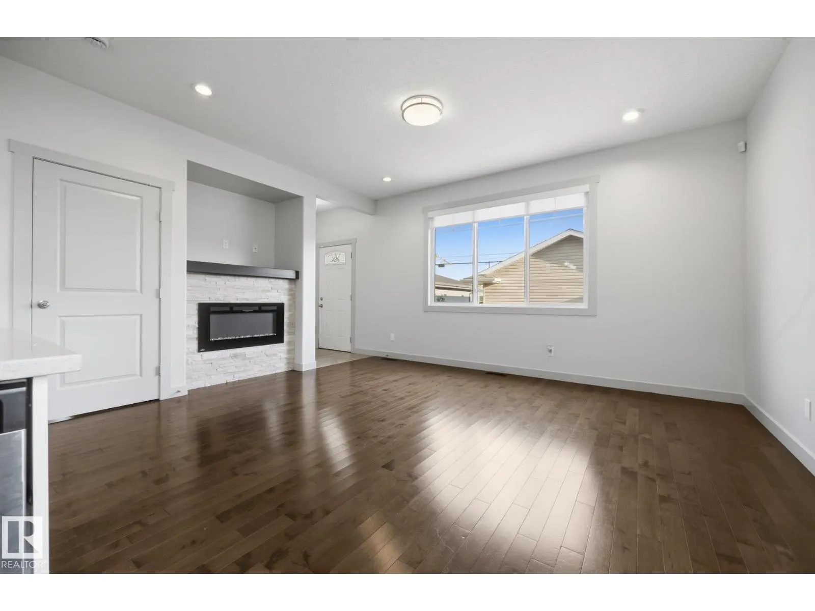 8952 81 AV NW