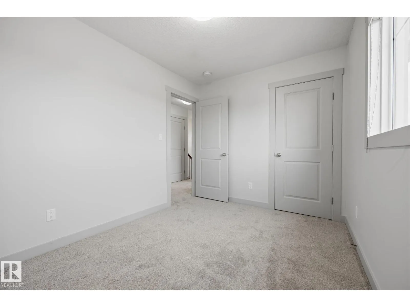 8952 81 AV NW