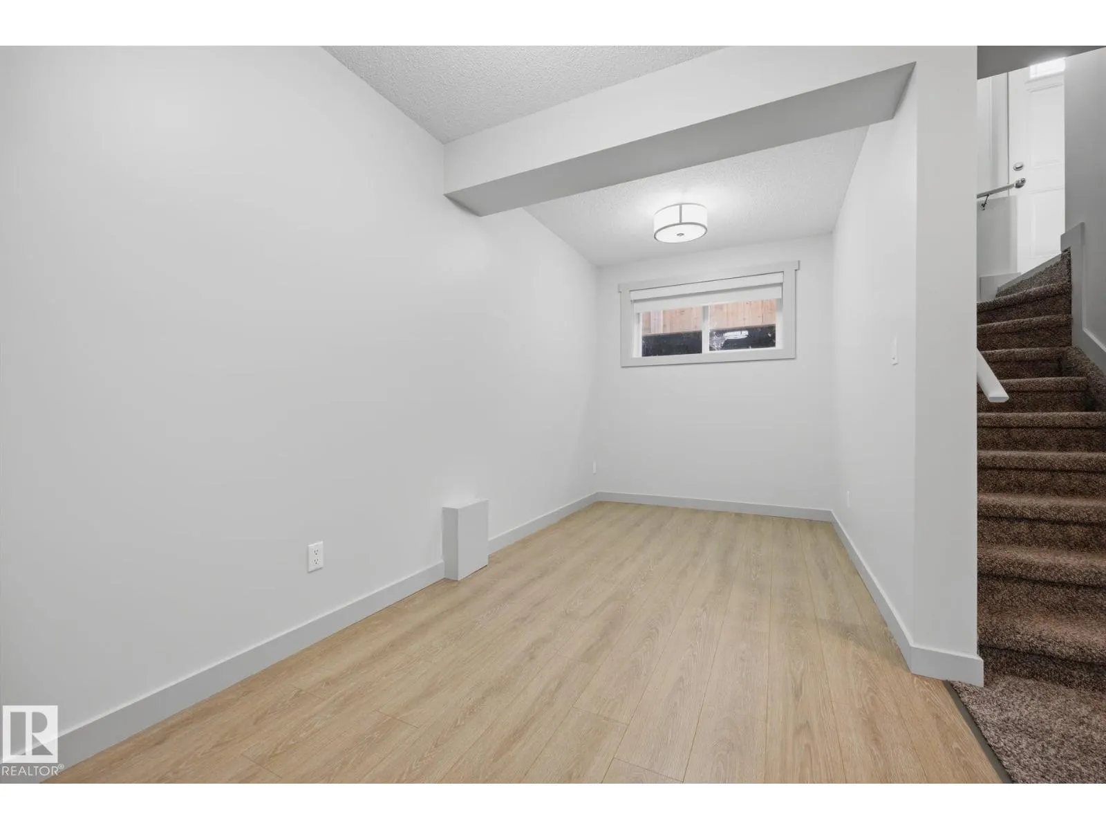 8952 81 AV NW