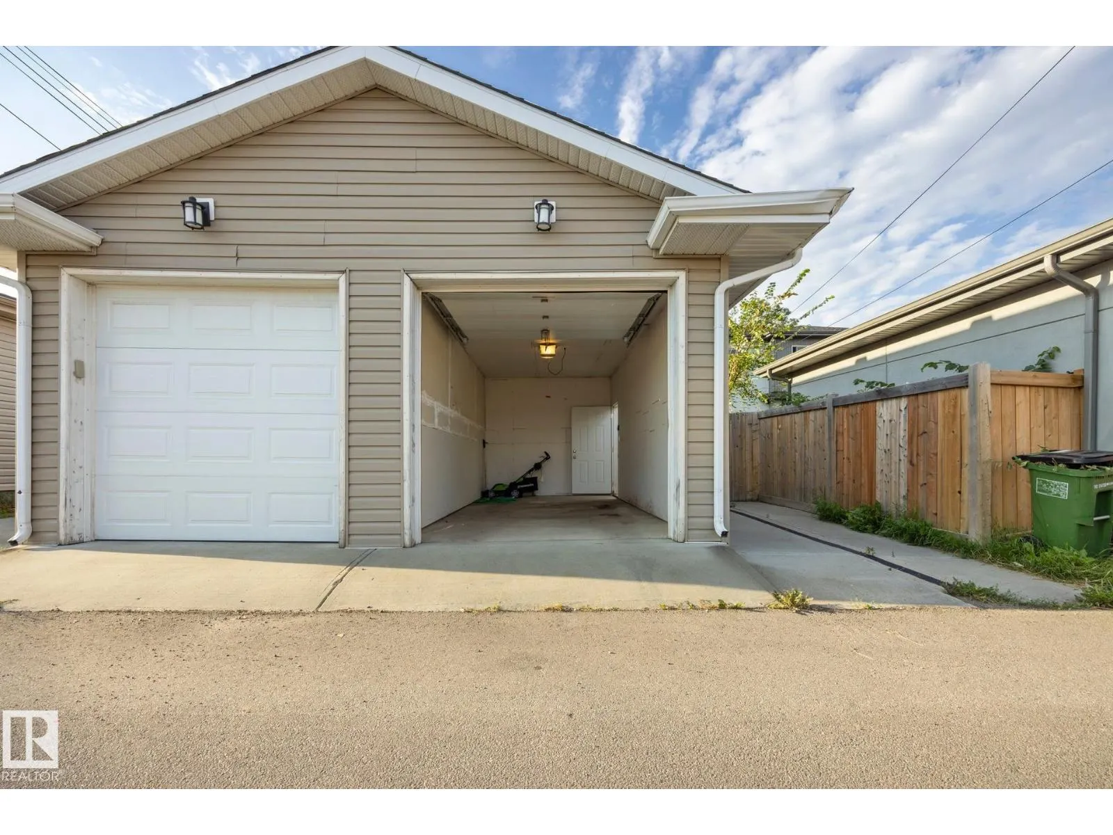 8952 81 AV NW