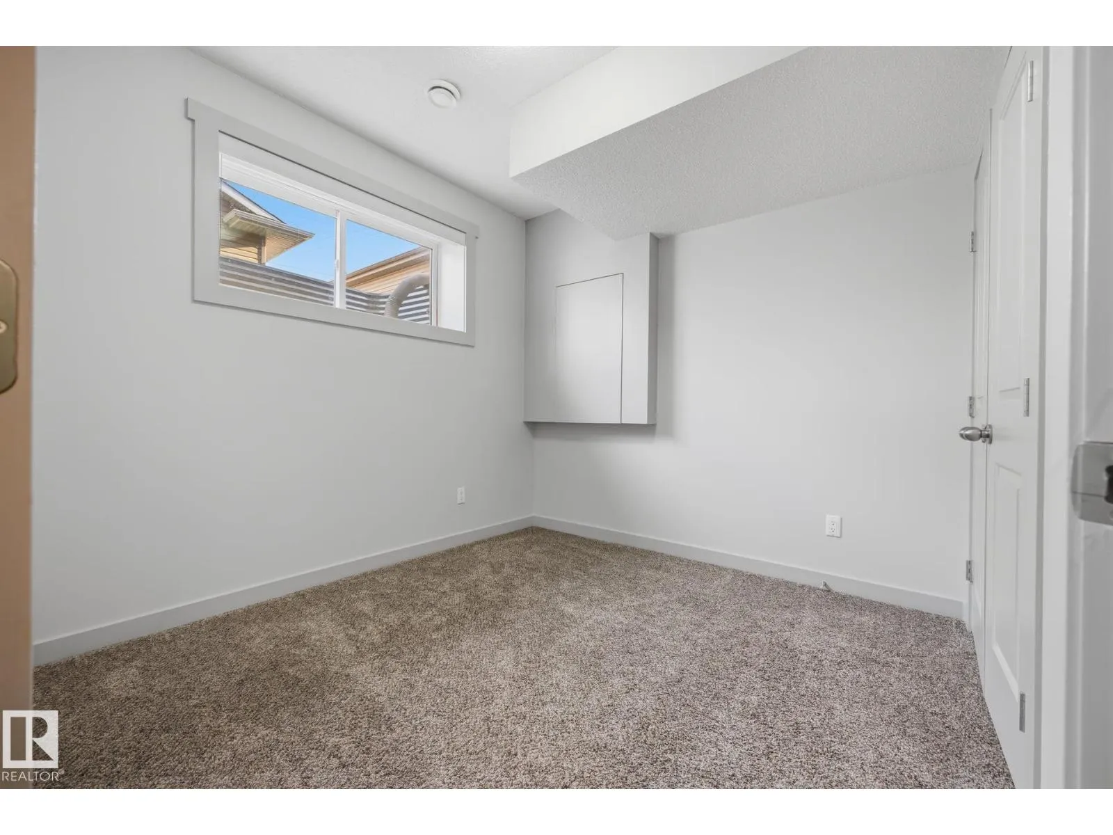8952 81 AV NW