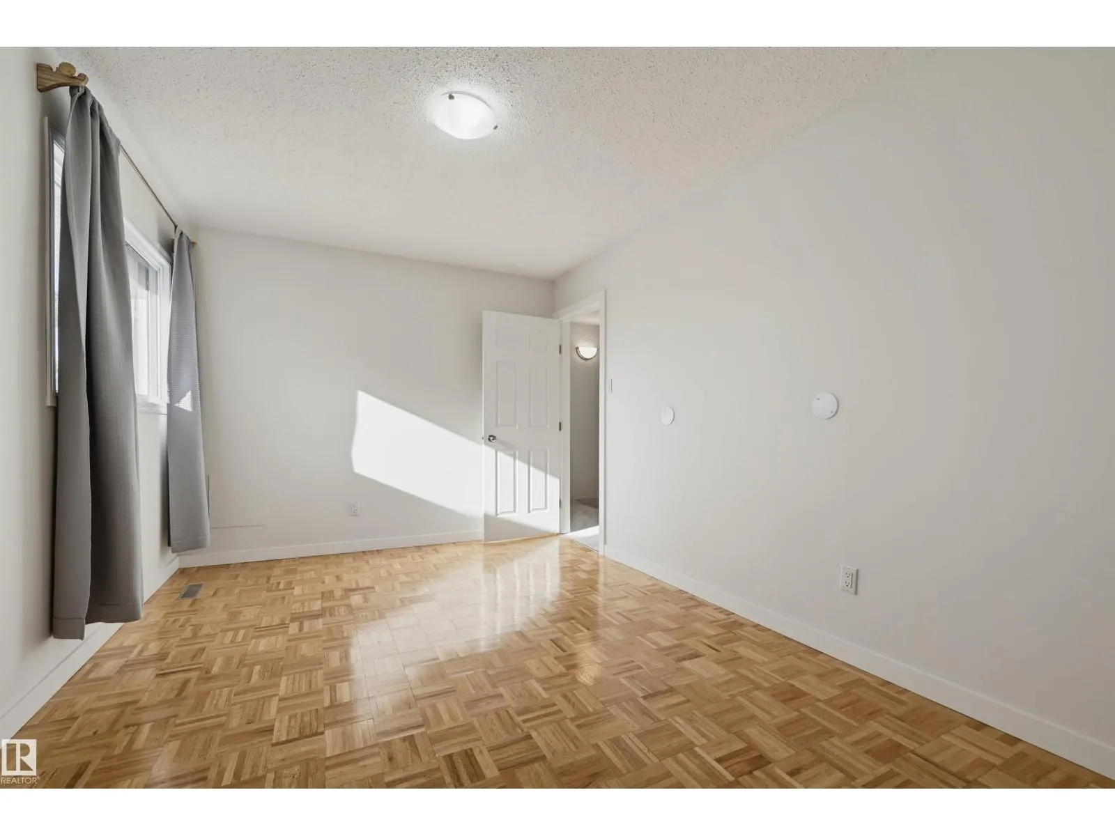 15107 54 ST NW