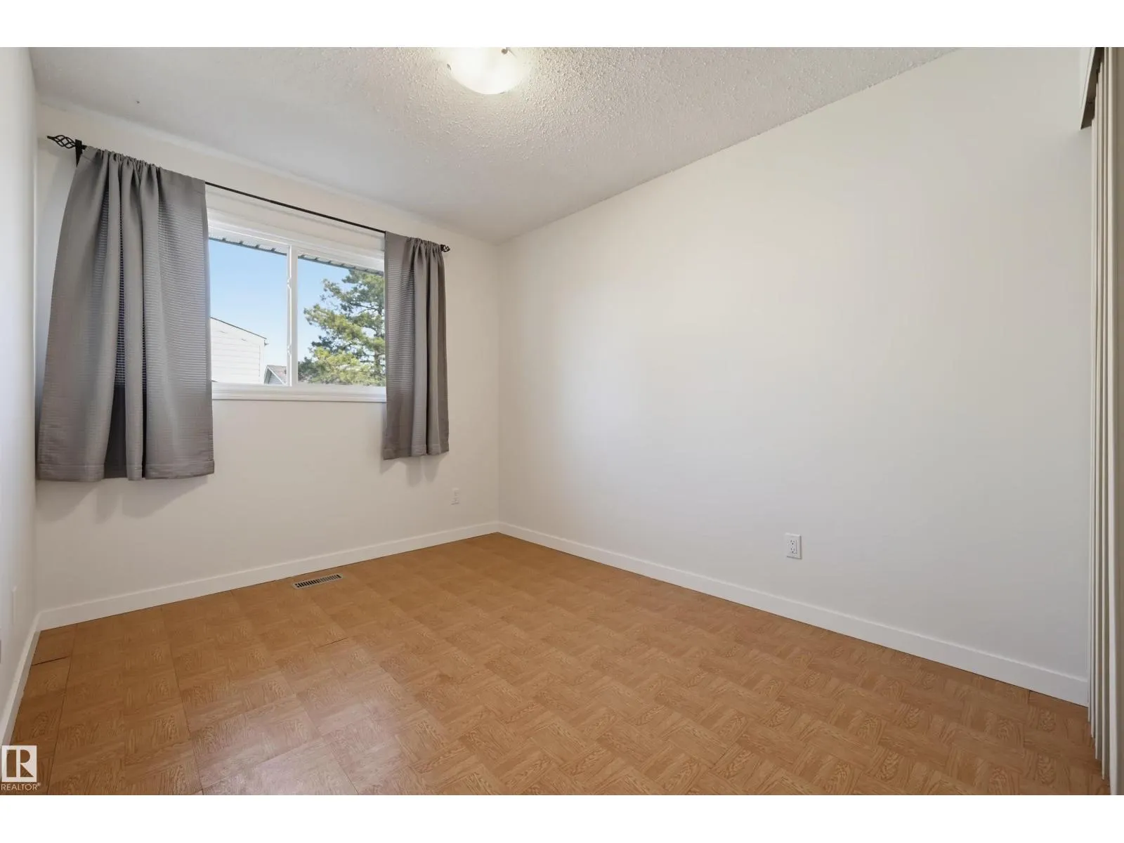 15107 54 ST NW
