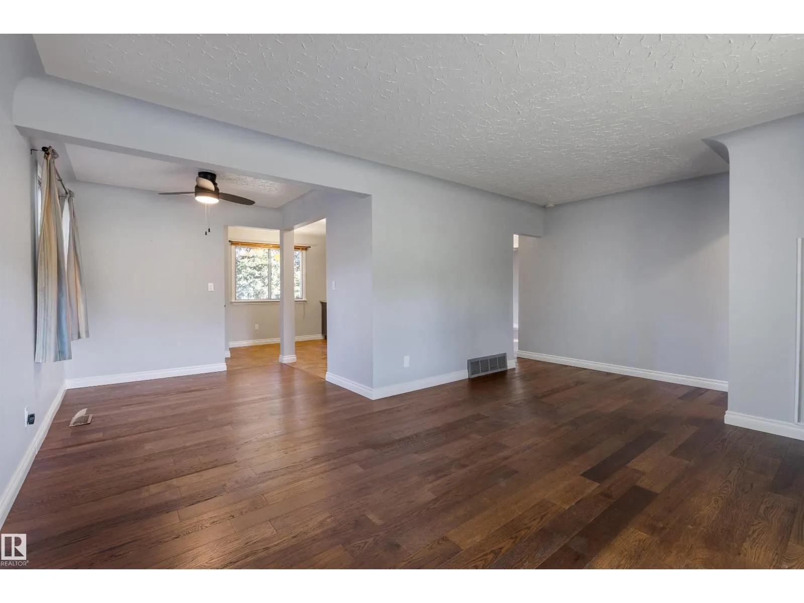11643 137 ST NW