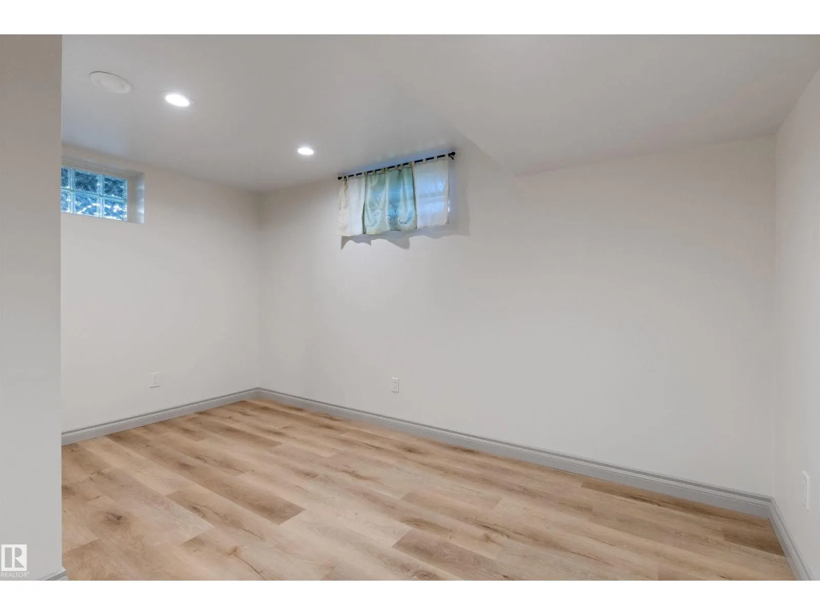 11643 137 ST NW