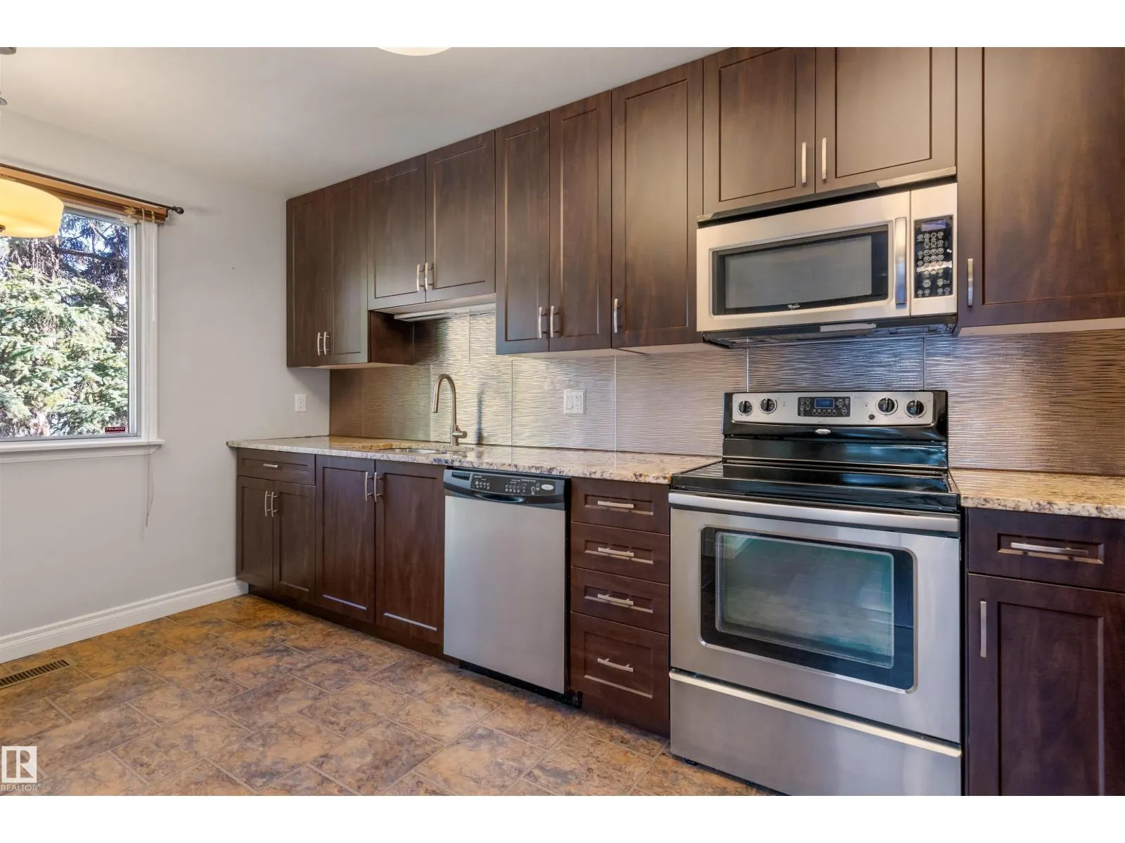 11643 137 ST NW