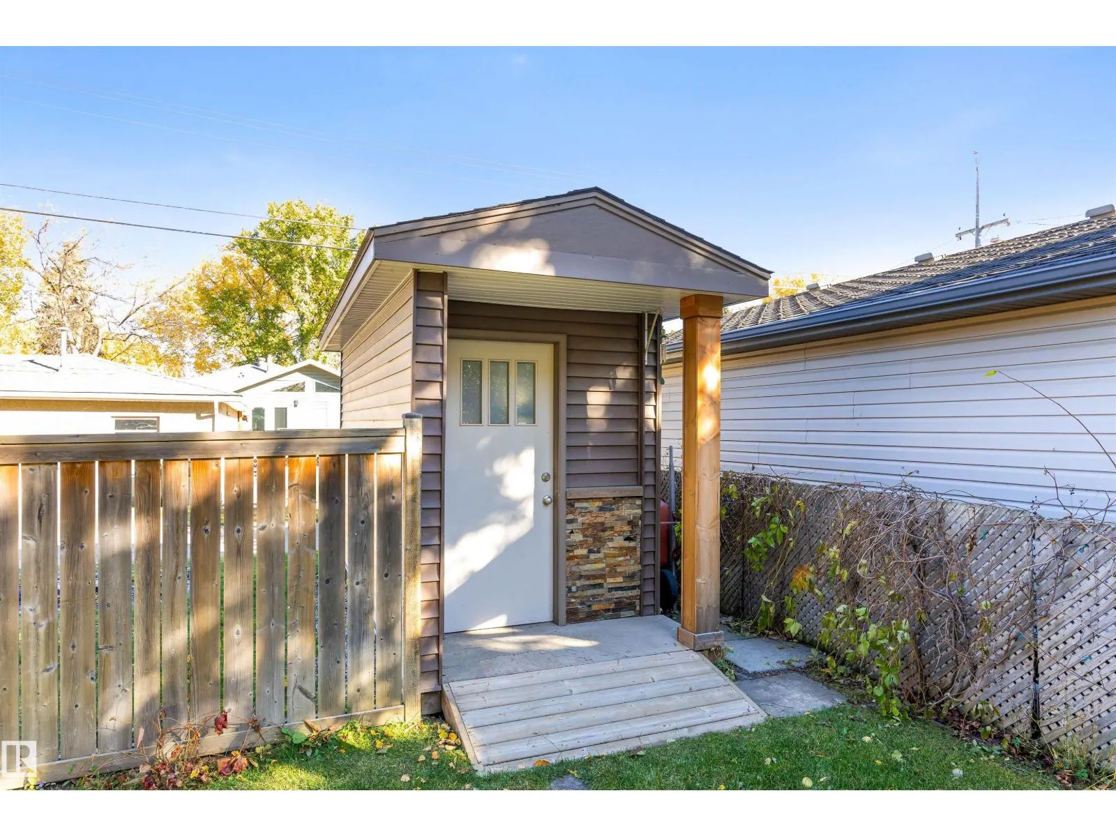 11643 137 ST NW