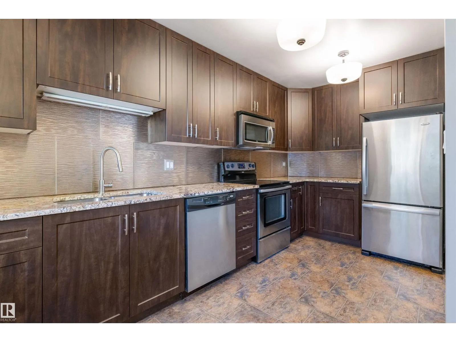 11643 137 ST NW