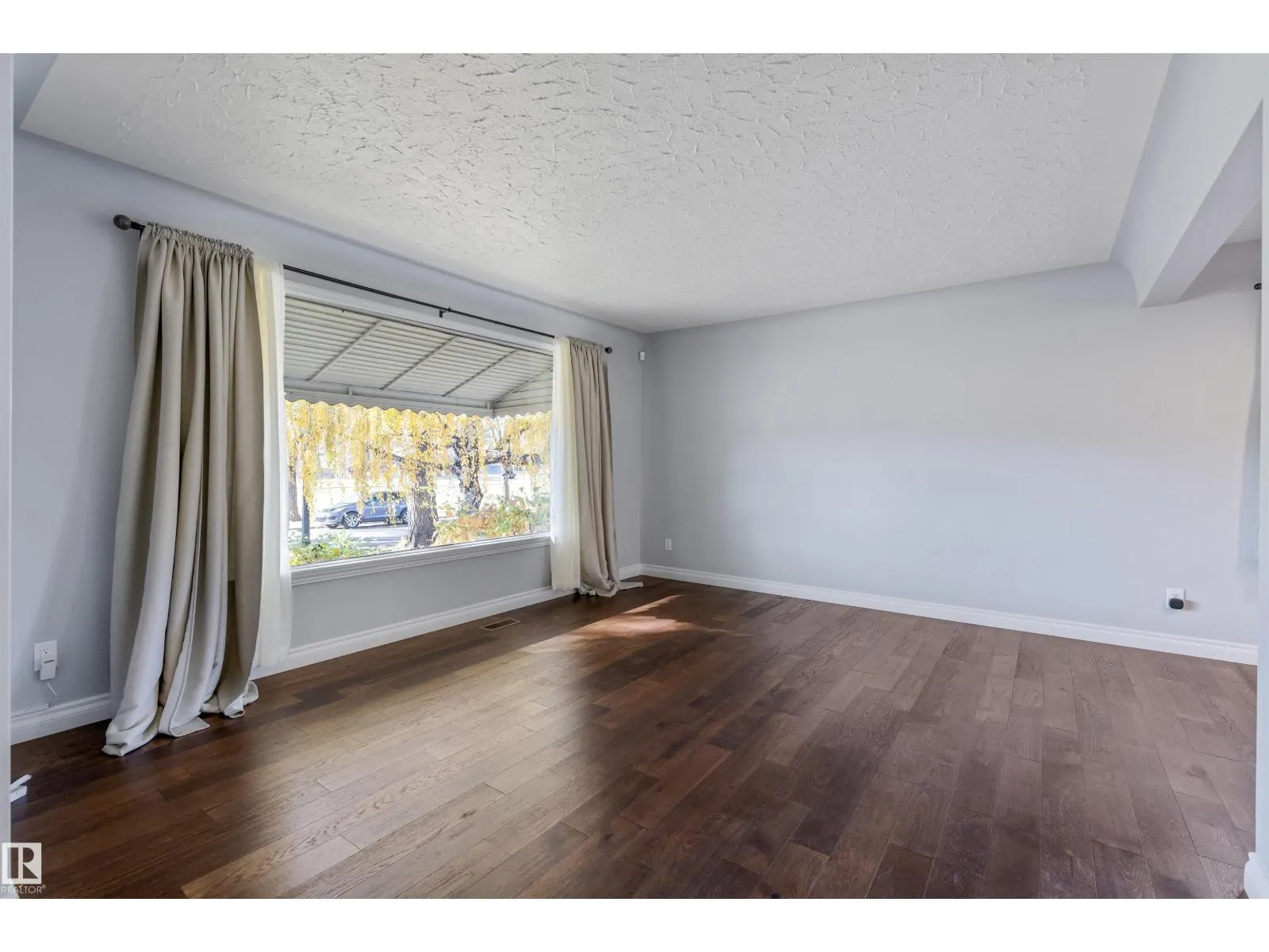 11643 137 ST NW