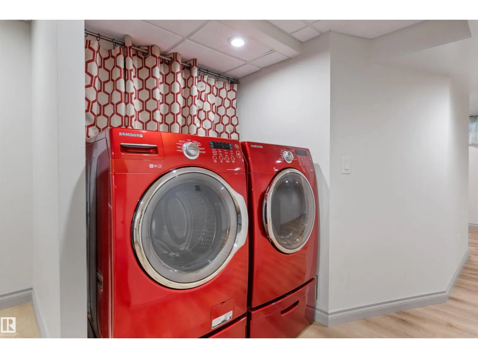 11643 137 ST NW