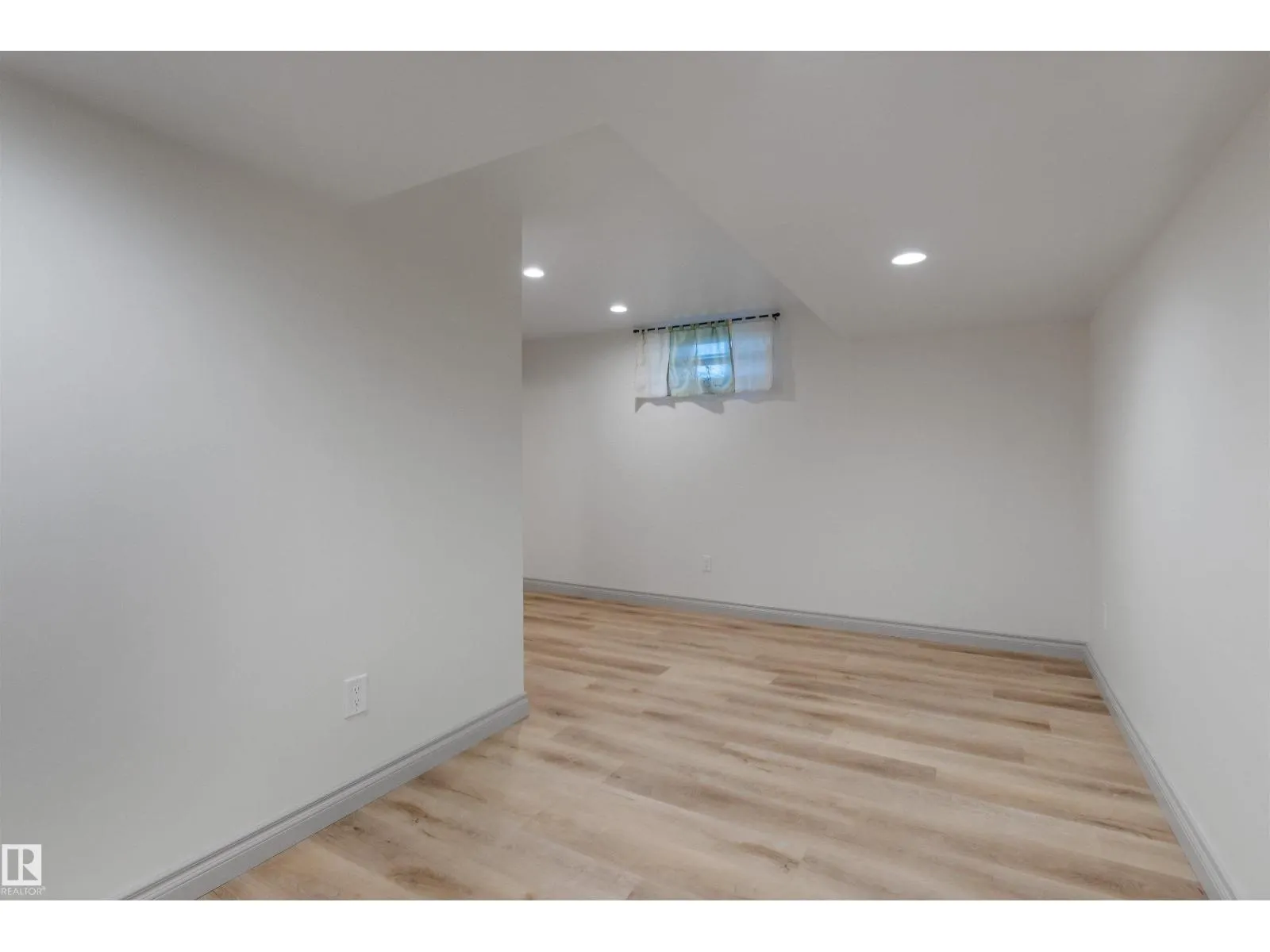 11643 137 ST NW