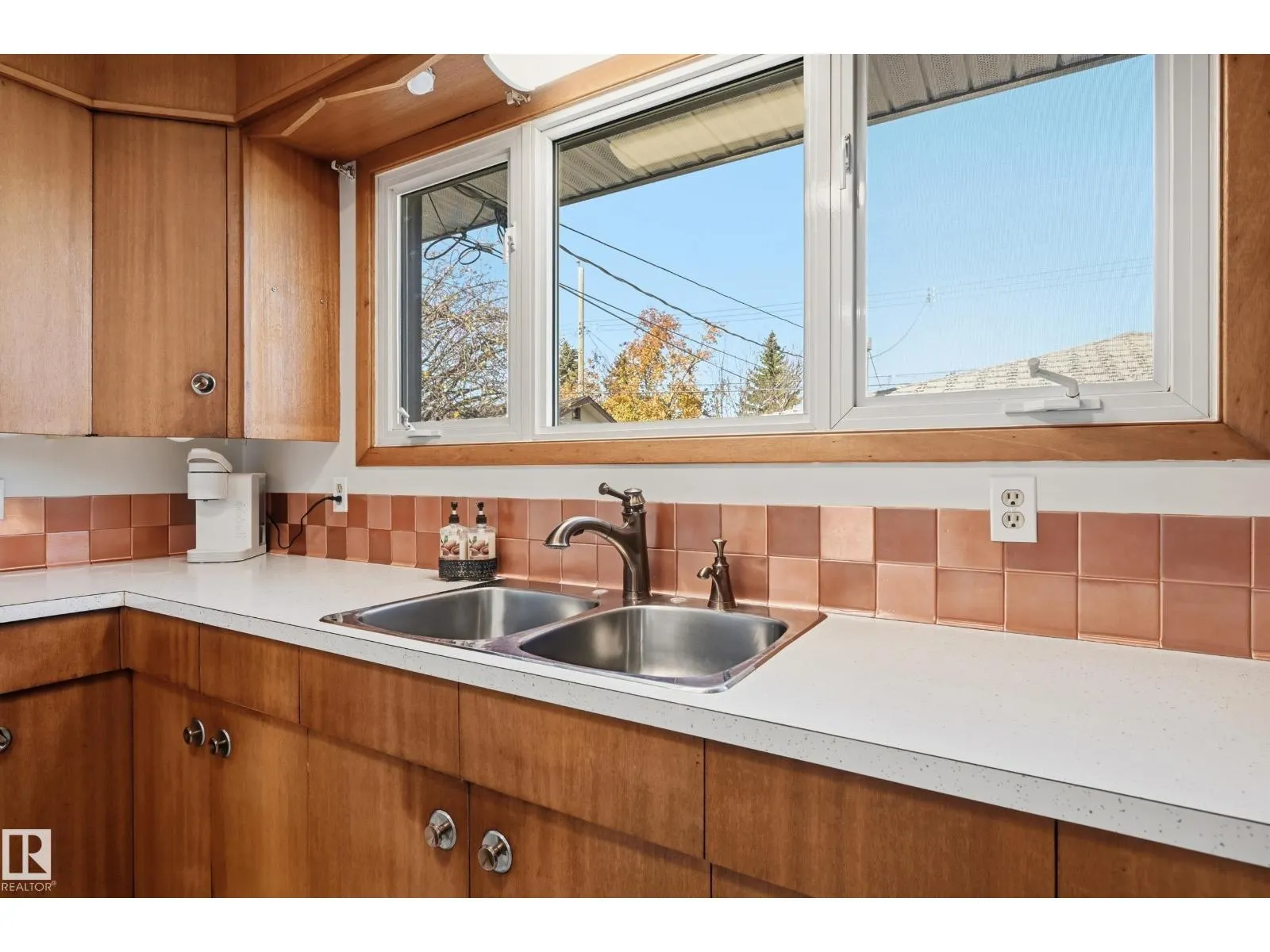 6604 93 AV NW