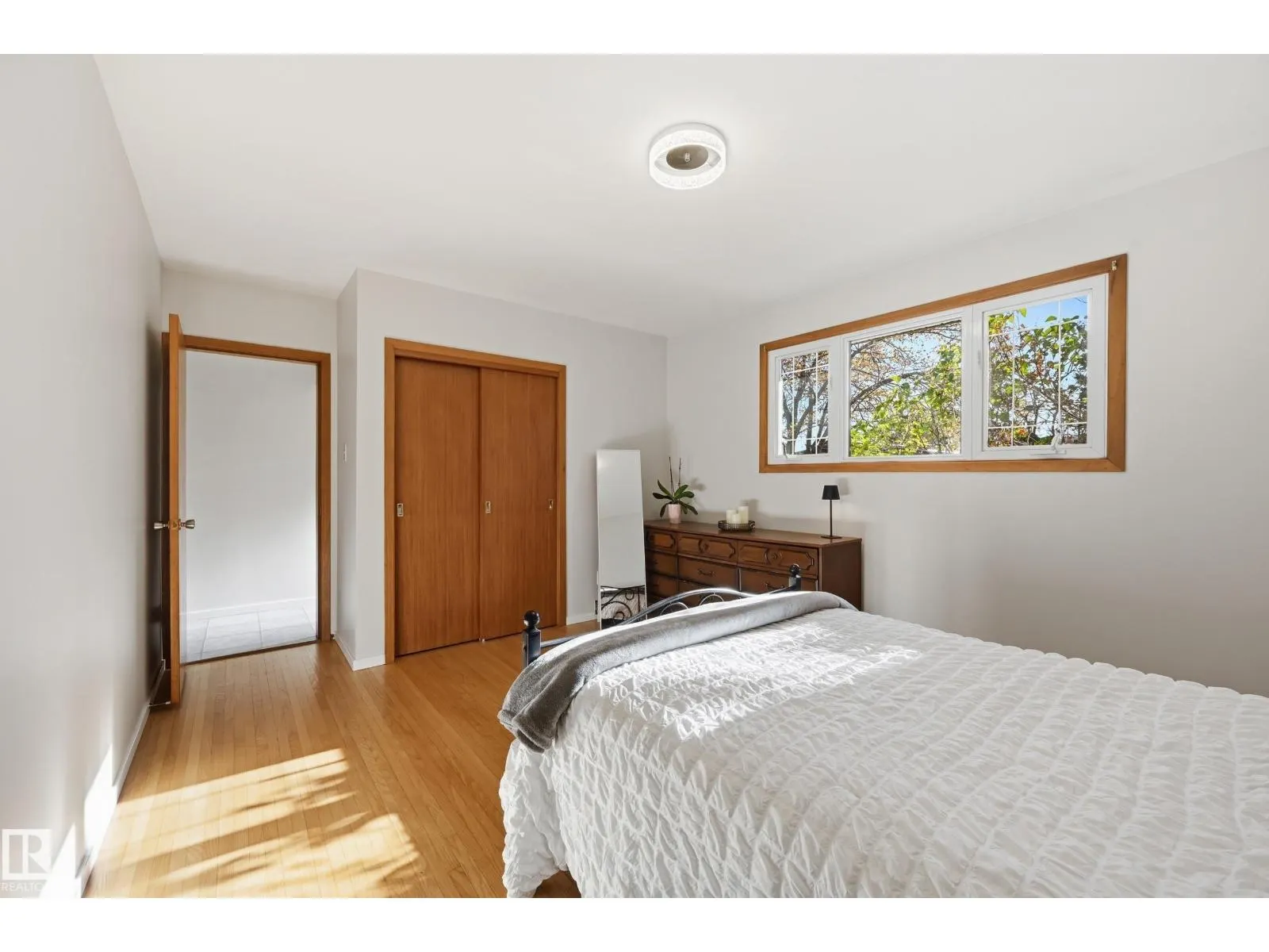 6604 93 AV NW
