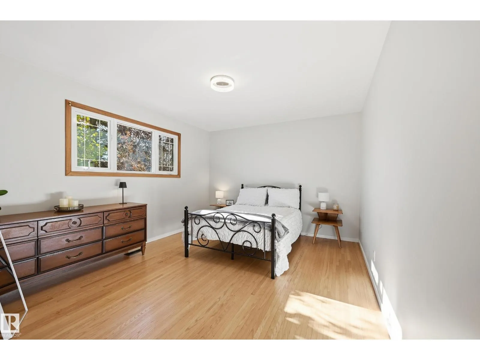 6604 93 AV NW