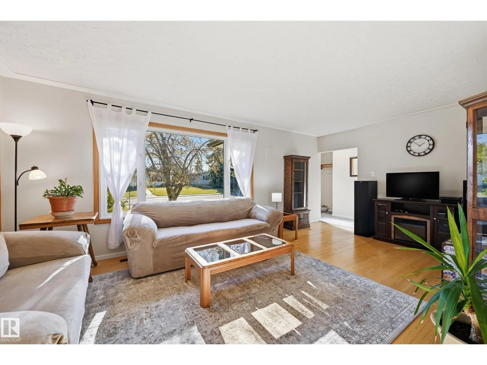 6604 93 AV NW