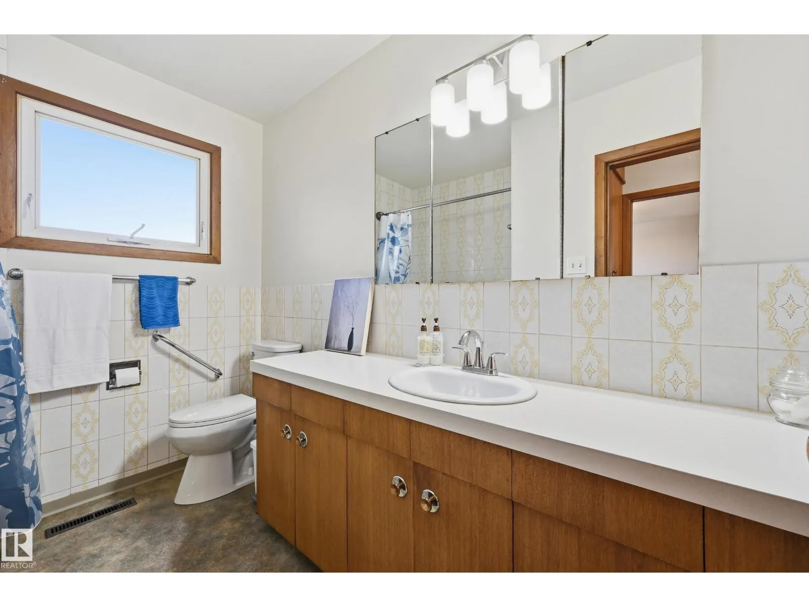 6604 93 AV NW