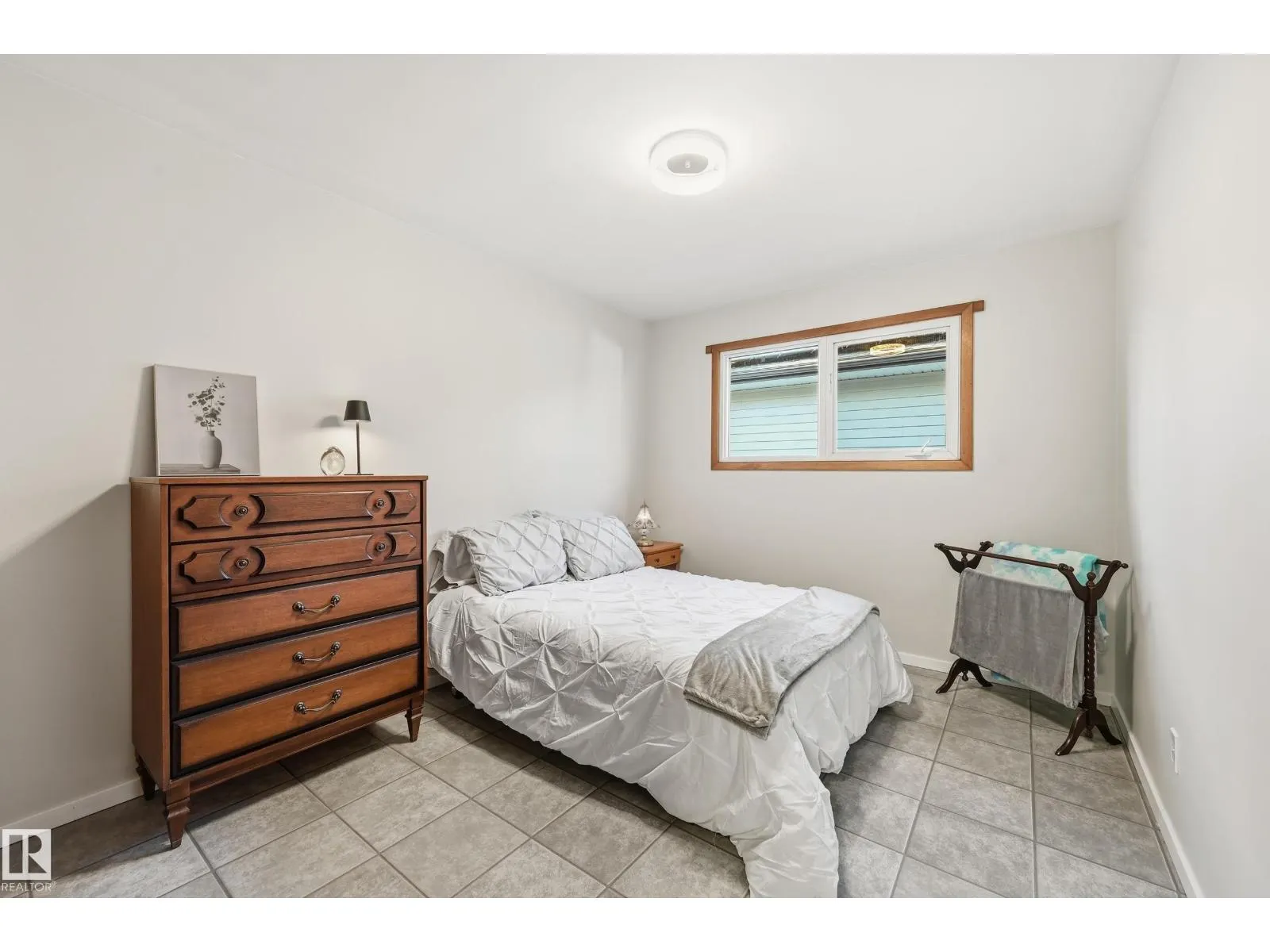 6604 93 AV NW