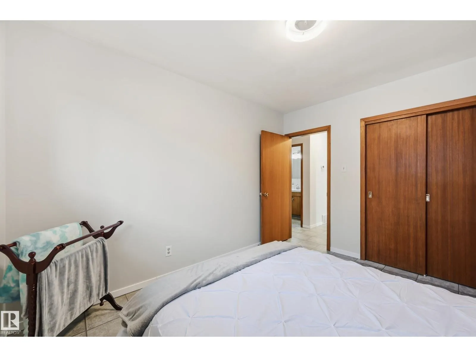 6604 93 AV NW