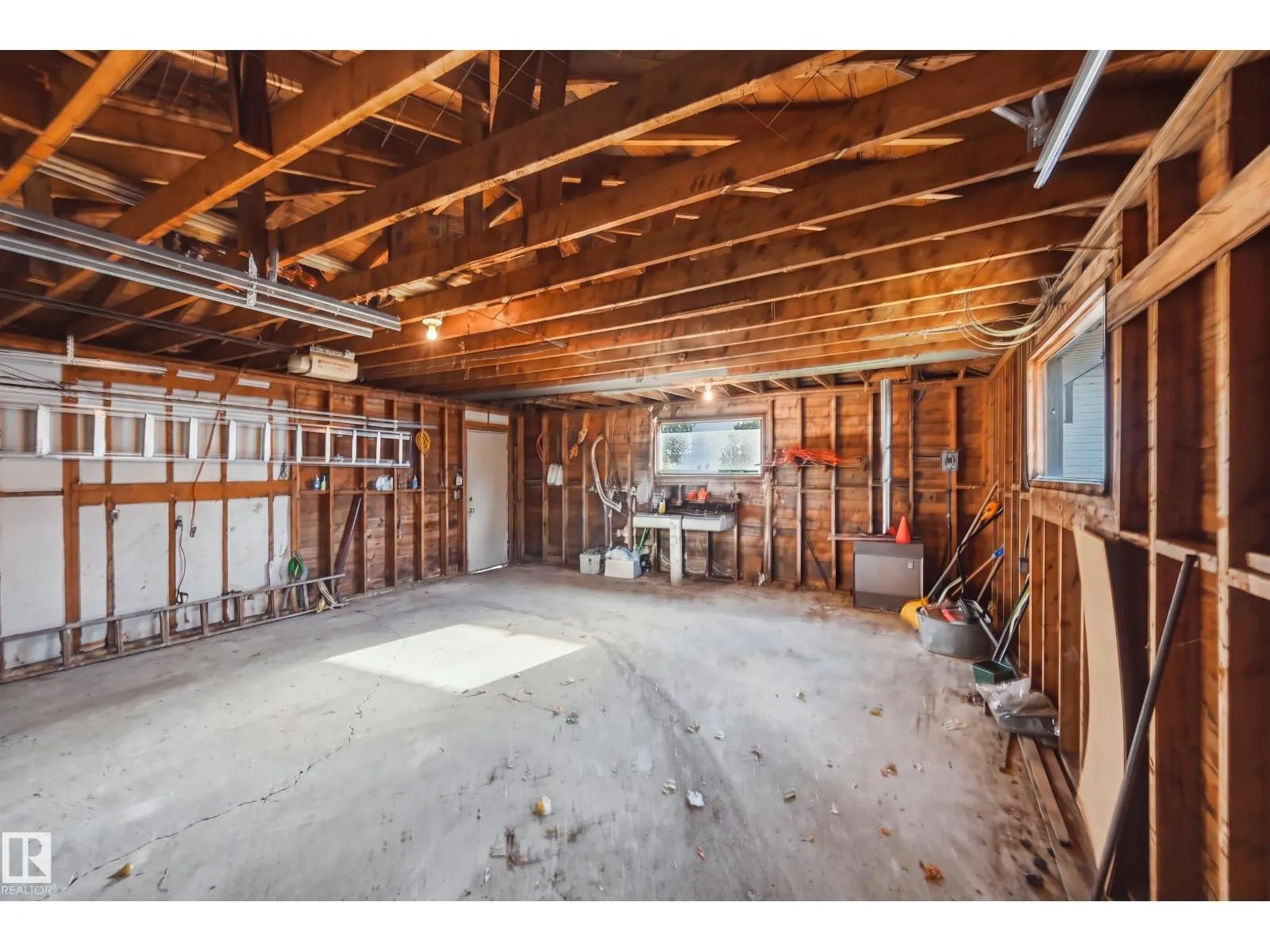 6604 93 AV NW