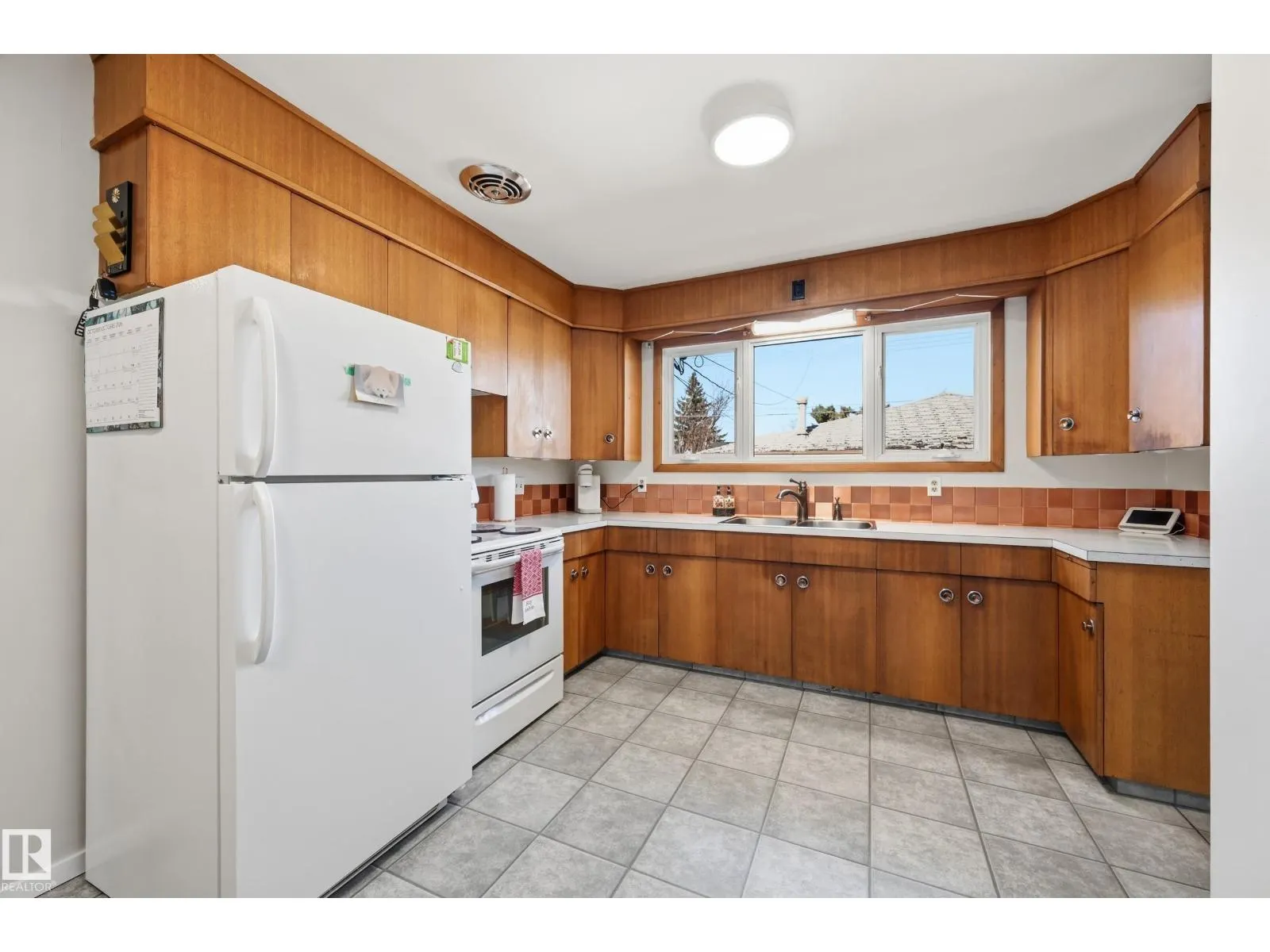6604 93 AV NW