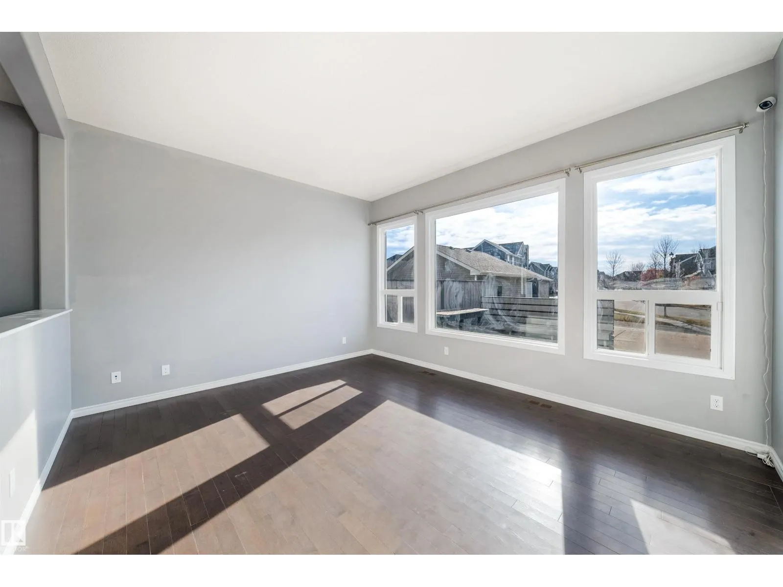 7043 22 AV SW