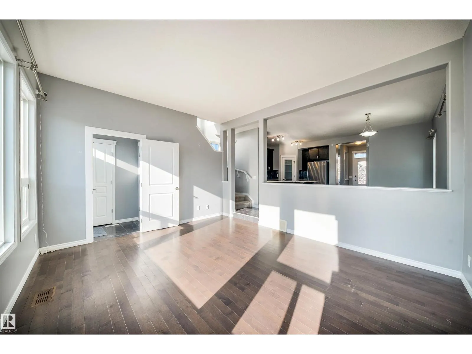 7043 22 AV SW