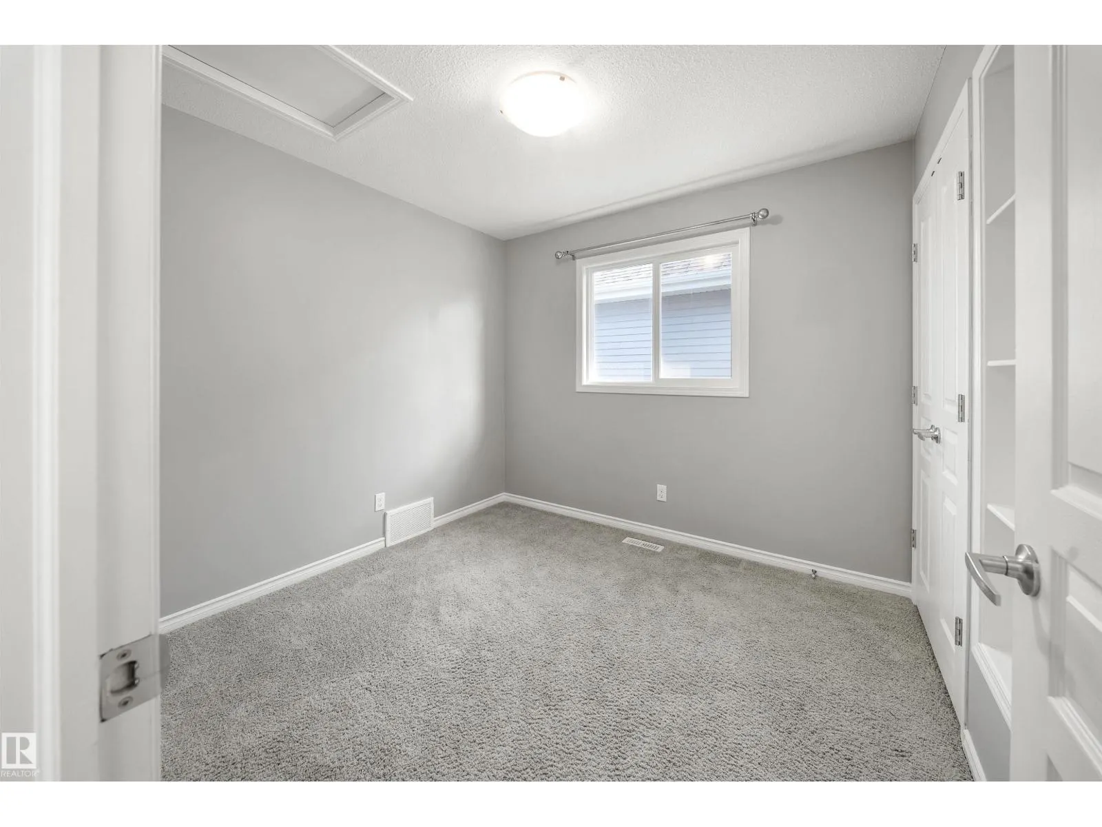 7043 22 AV SW