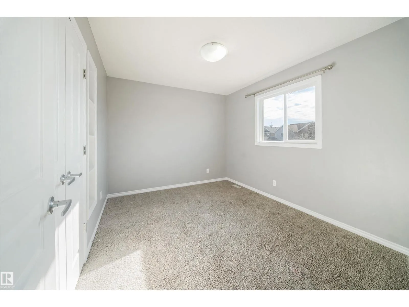 7043 22 AV SW