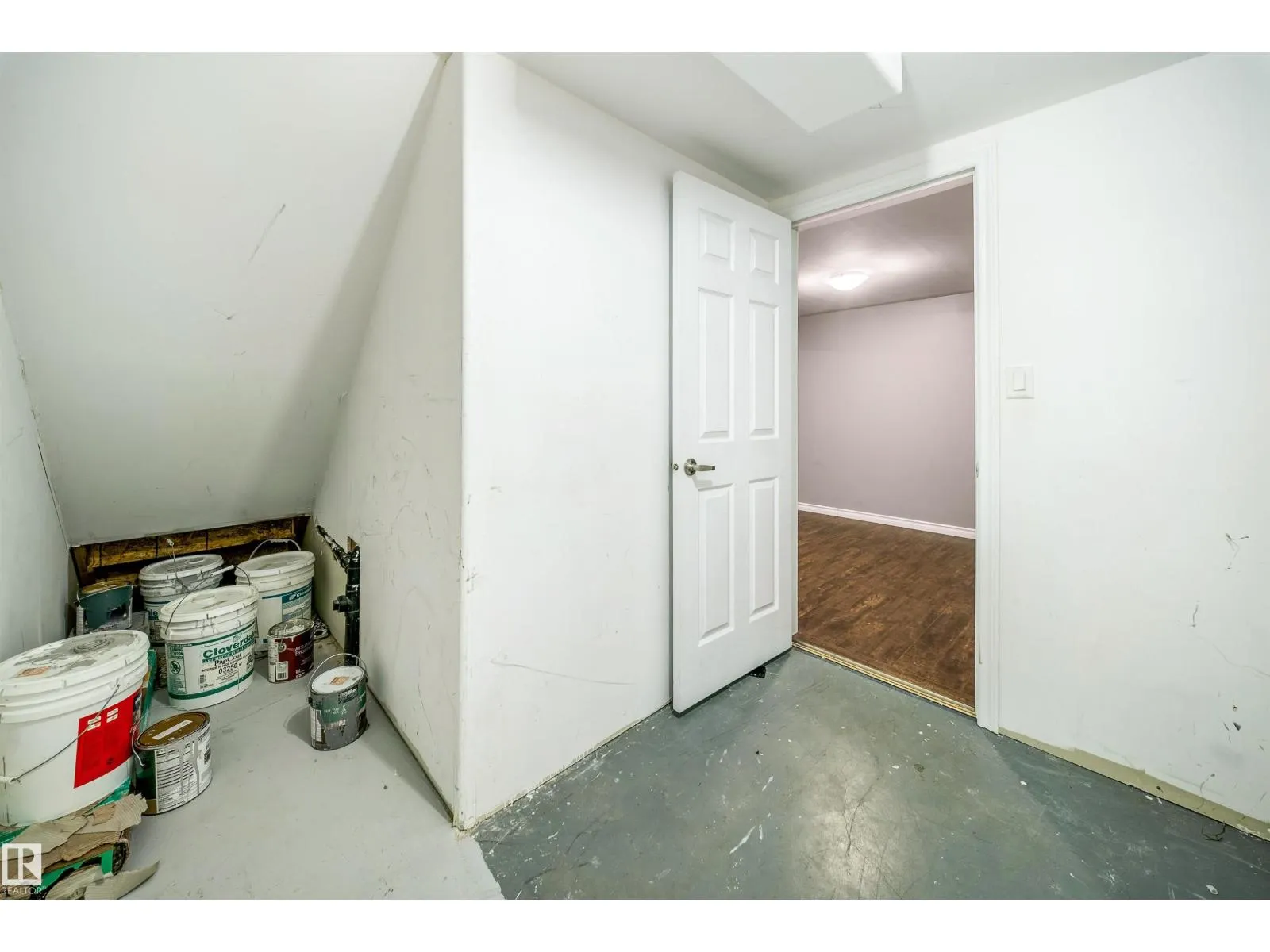 7043 22 AV SW