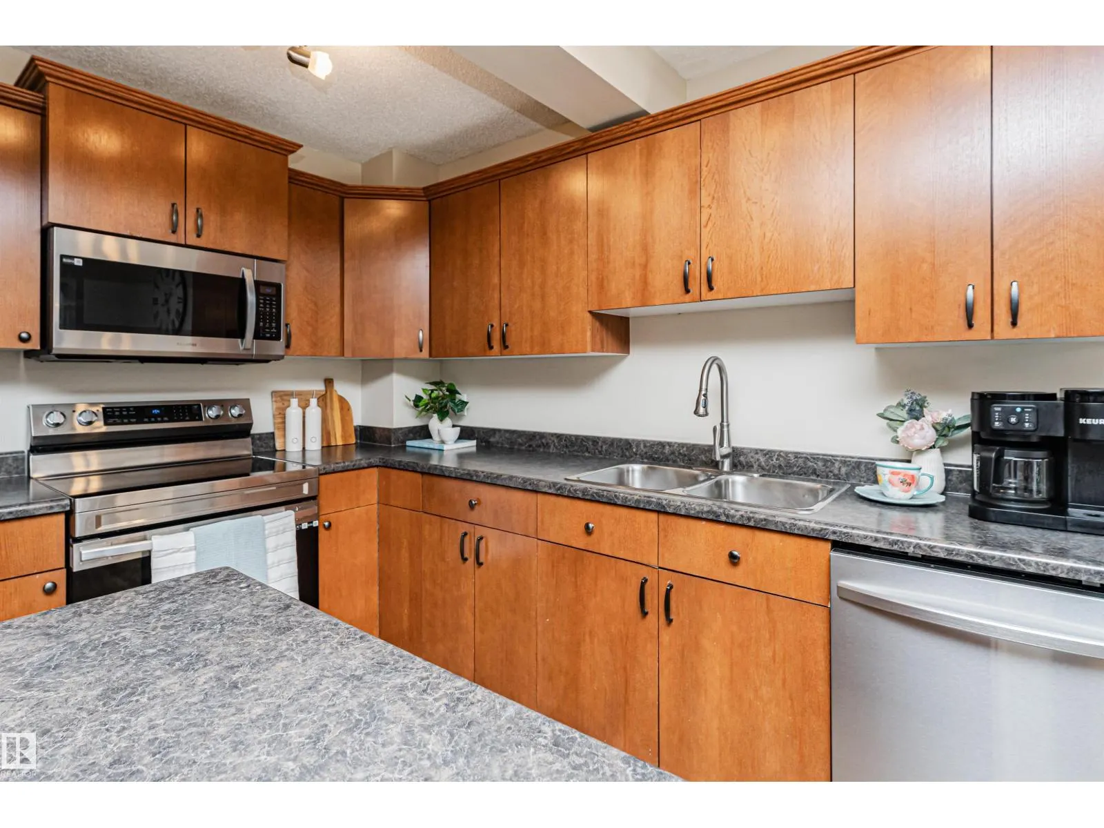 51 VAUGHN AV