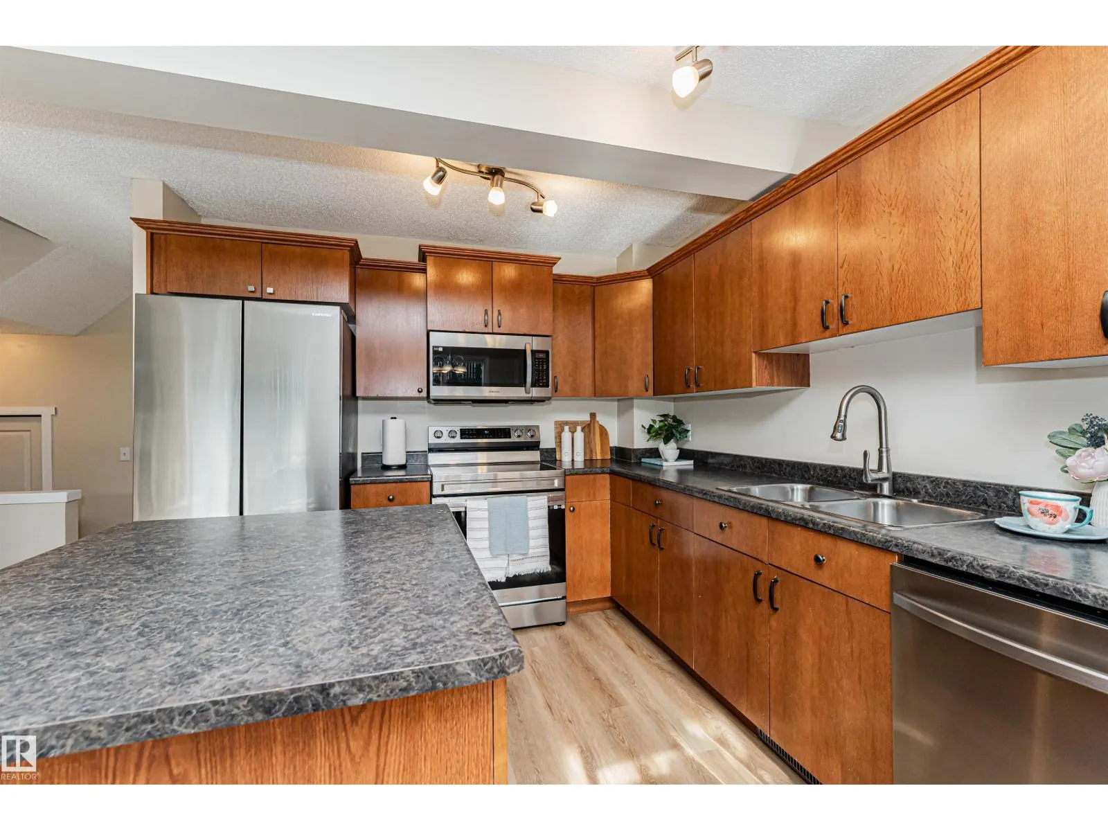 51 VAUGHN AV