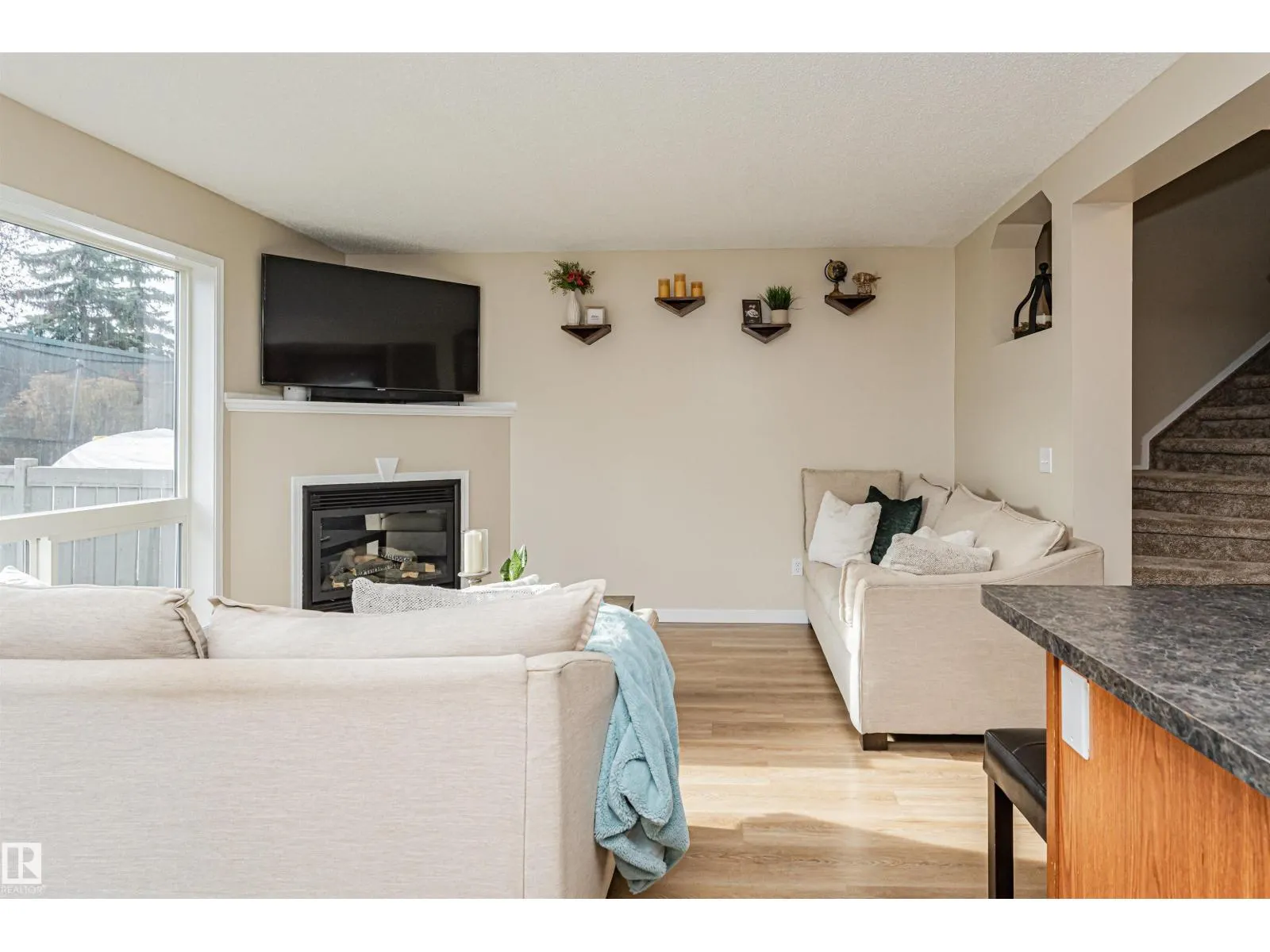51 VAUGHN AV