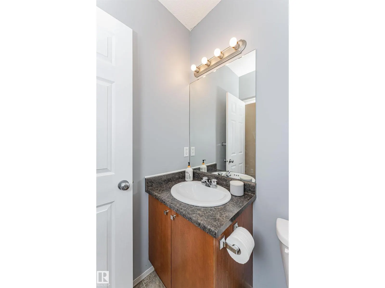 51 VAUGHN AV