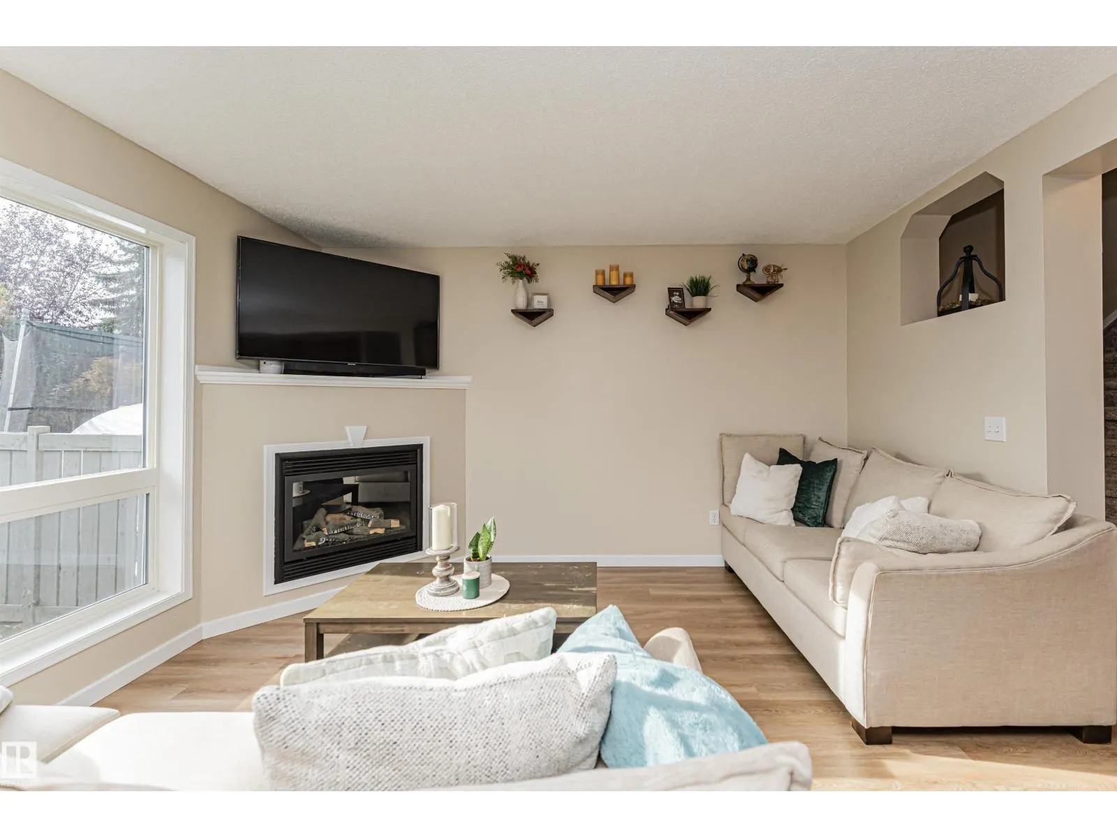 51 VAUGHN AV