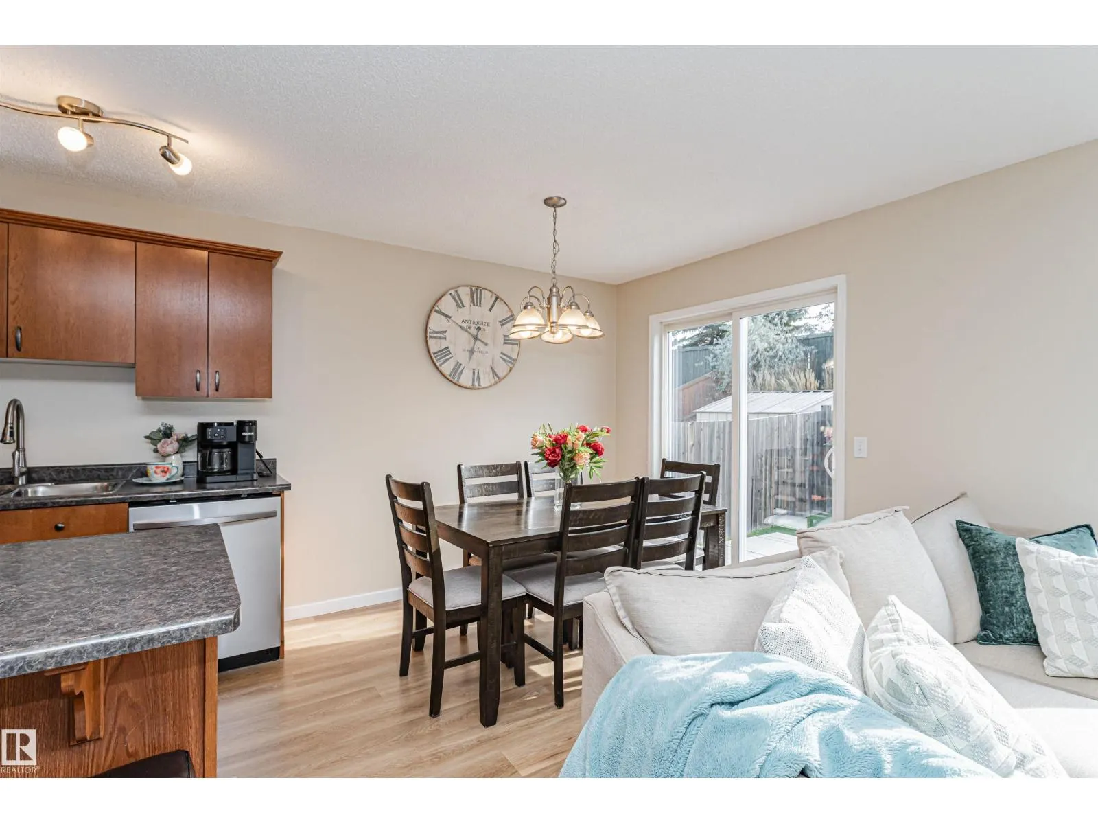 51 VAUGHN AV