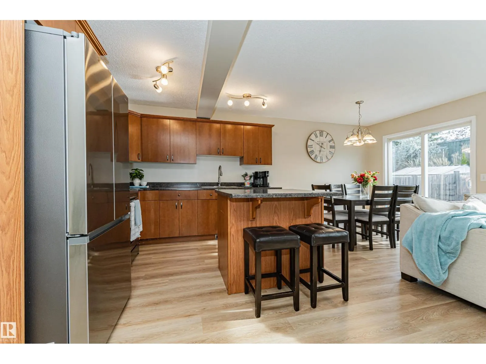 51 VAUGHN AV