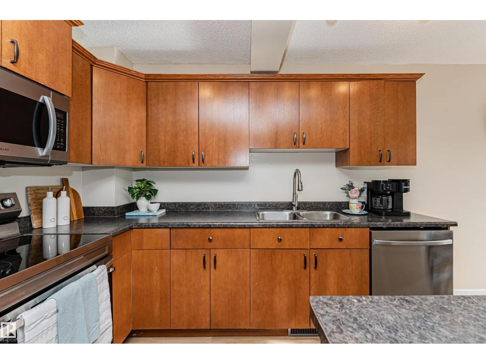 51 VAUGHN AV