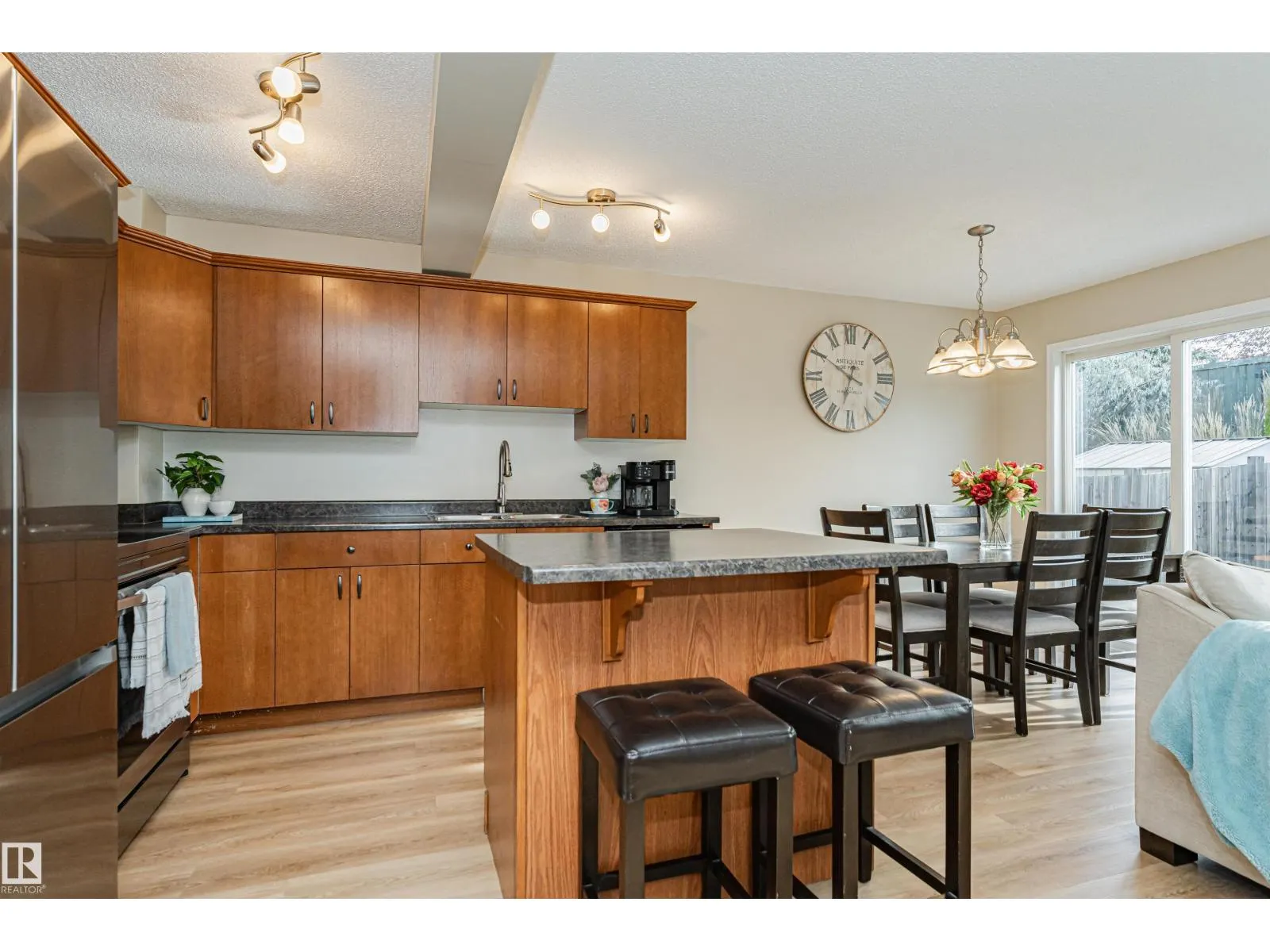51 VAUGHN AV