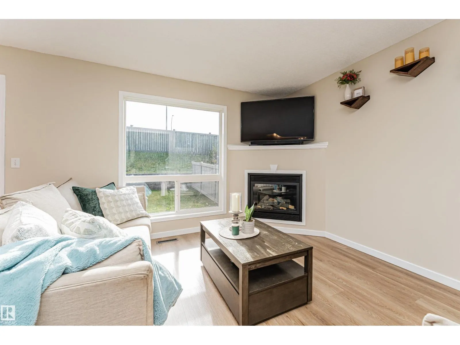 51 VAUGHN AV