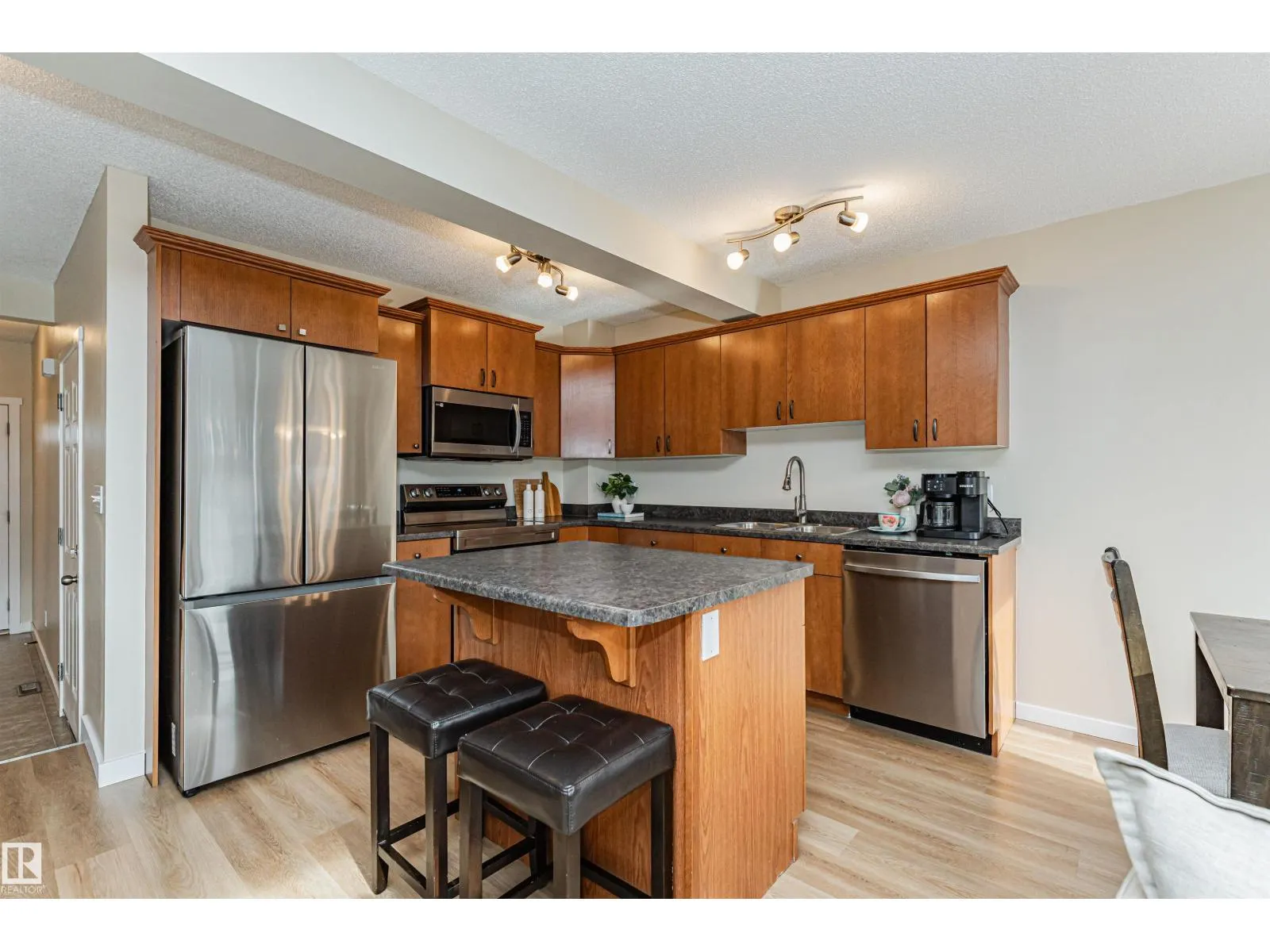 51 VAUGHN AV