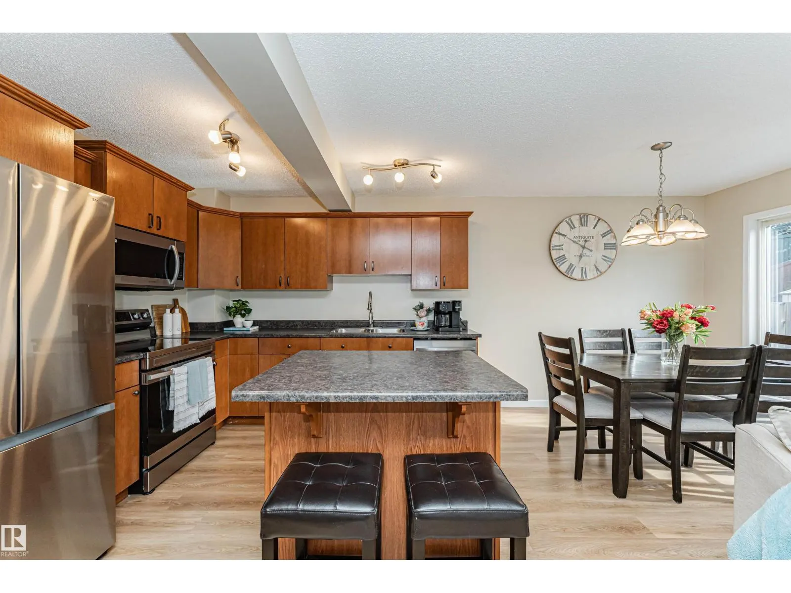 51 VAUGHN AV