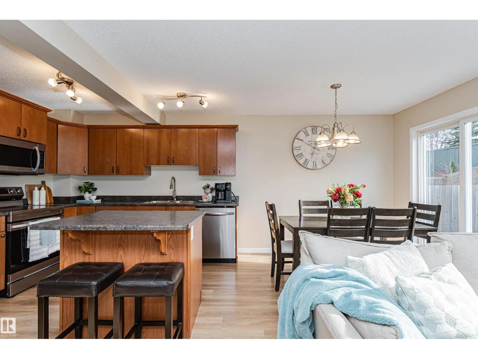 51 VAUGHN AV