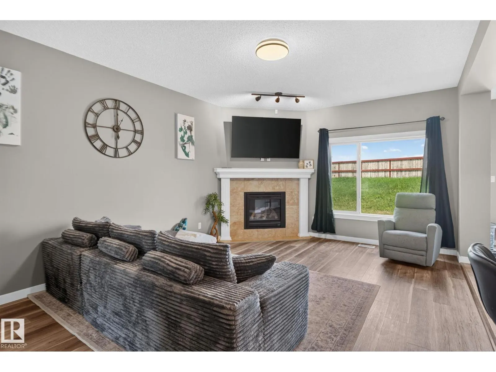 385 SIMMONDS WY