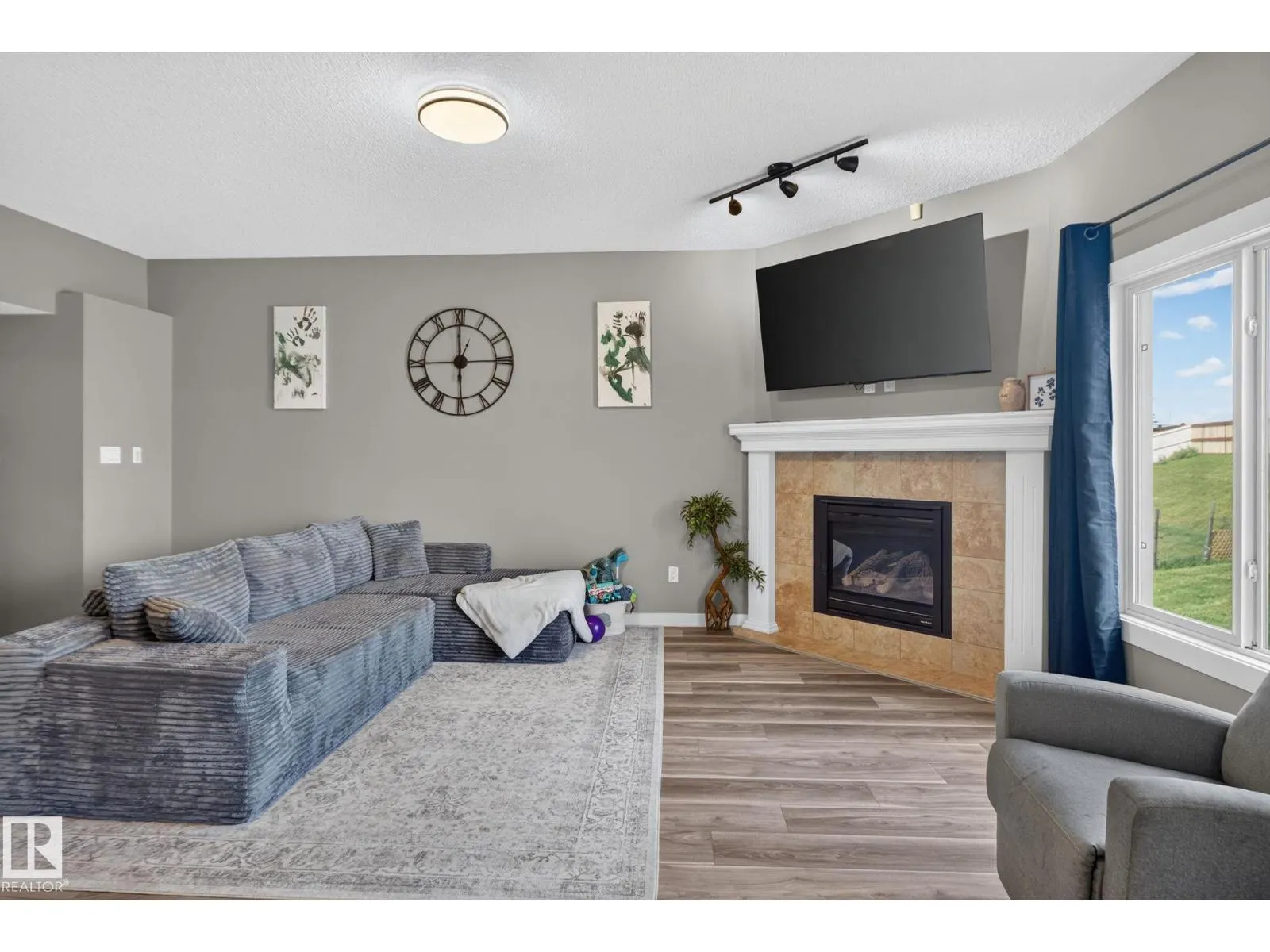 385 SIMMONDS WY