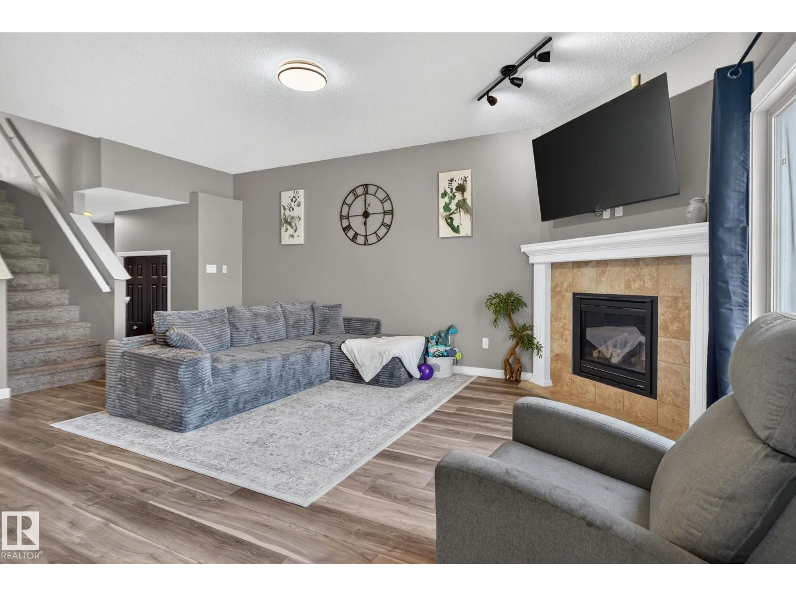 385 SIMMONDS WY