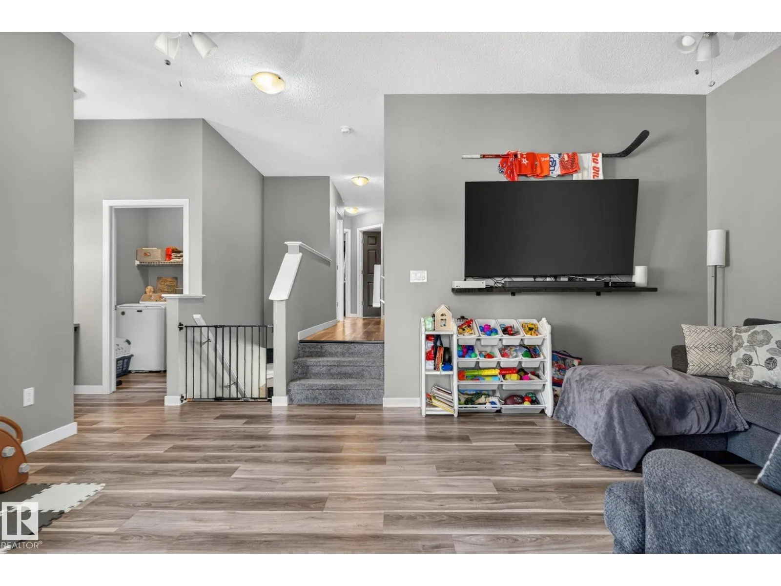 385 SIMMONDS WY